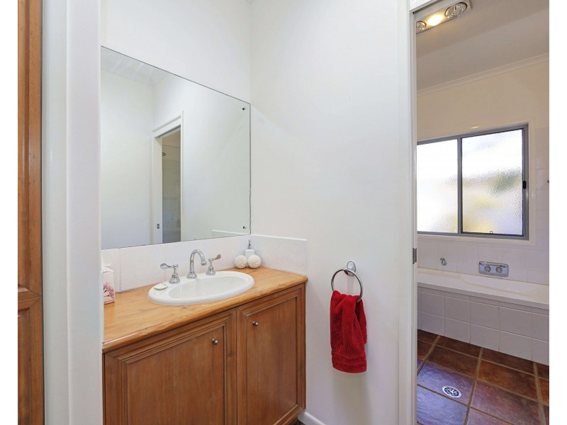 231 Shelley St, Burnett Heads QLD 4670