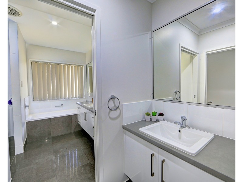 69 Parklands Dr, Branyan QLD 4670