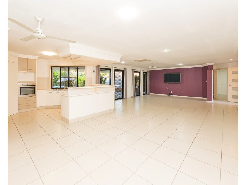 8 Broadwater Cl, Bargara QLD 4670