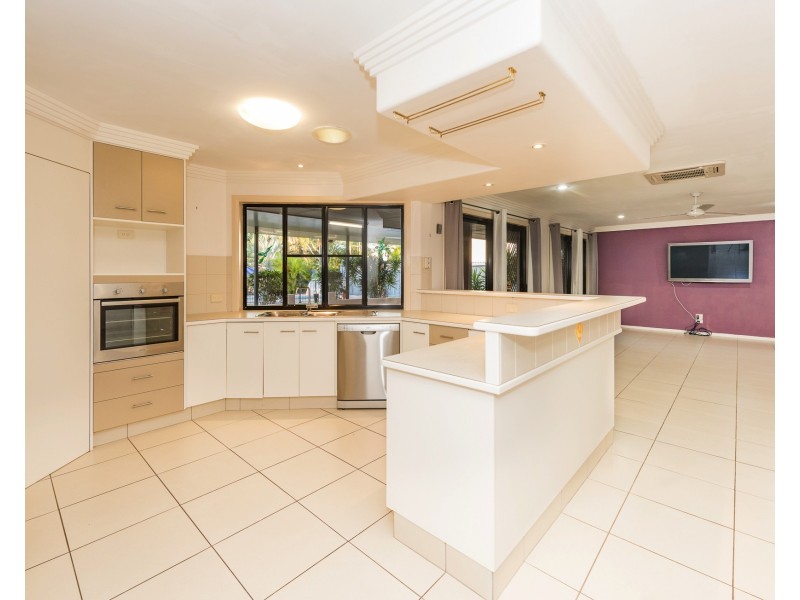 8 Broadwater Cl, Bargara QLD 4670