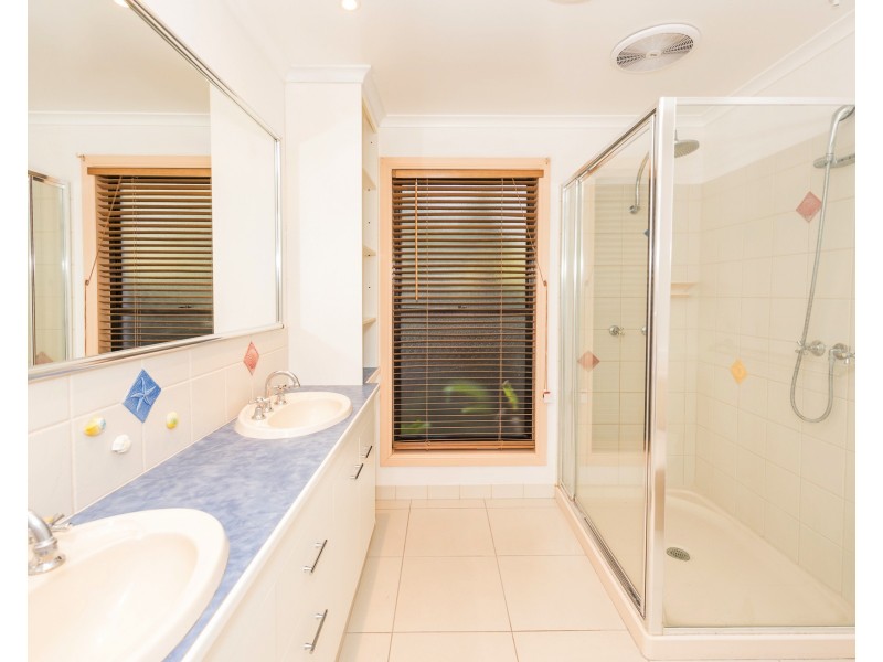 8 Broadwater Cl, Bargara QLD 4670