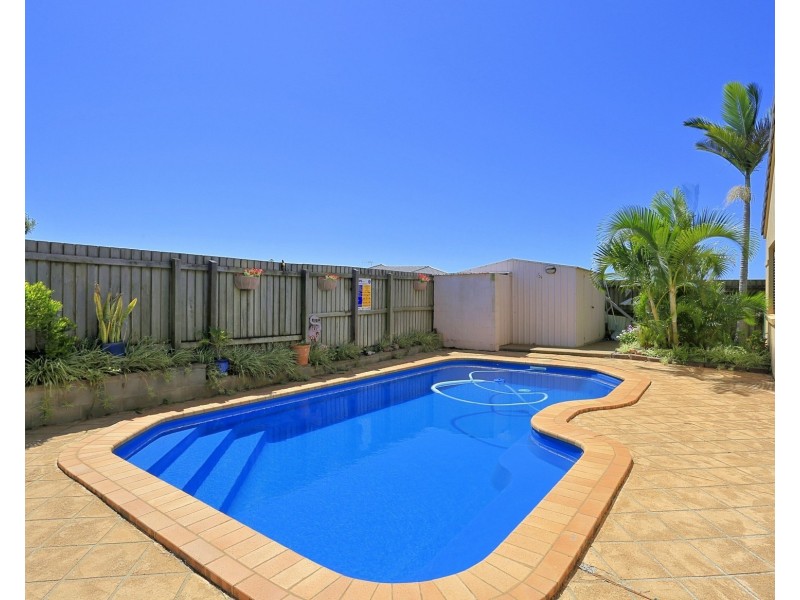 4 Rita Pl, Coral Cove QLD 4670