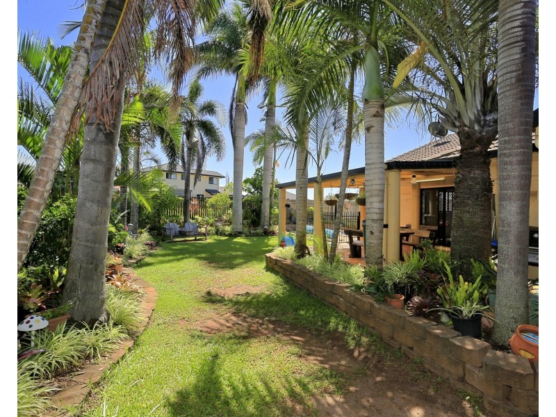 4 Rita Pl, Coral Cove QLD 4670