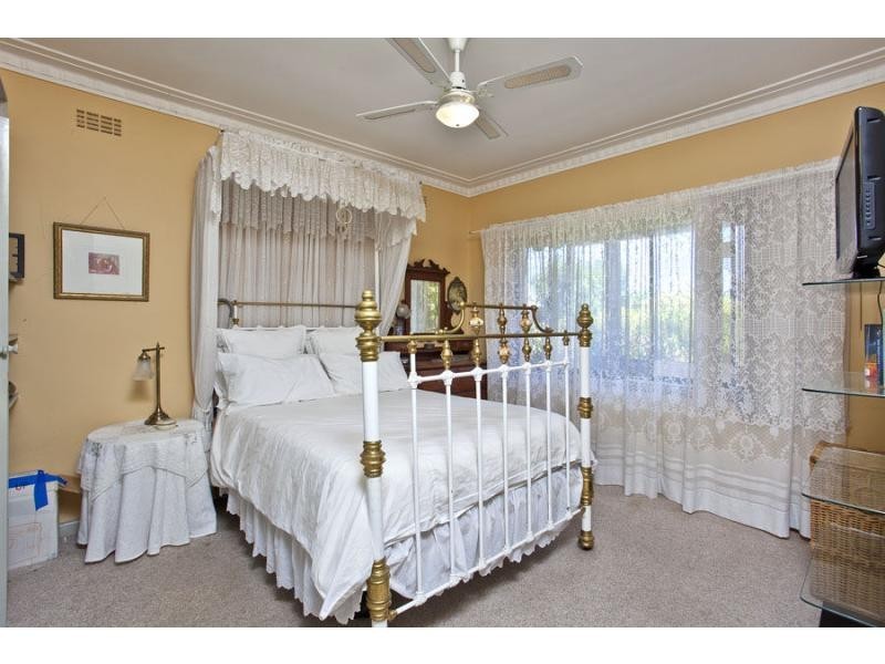 40 Riverside Avenue, Avondale Heights VIC 3034