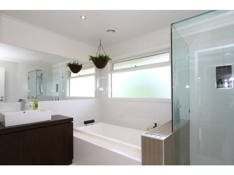 4 Baldwin Avenue, Montmorency VIC 3094