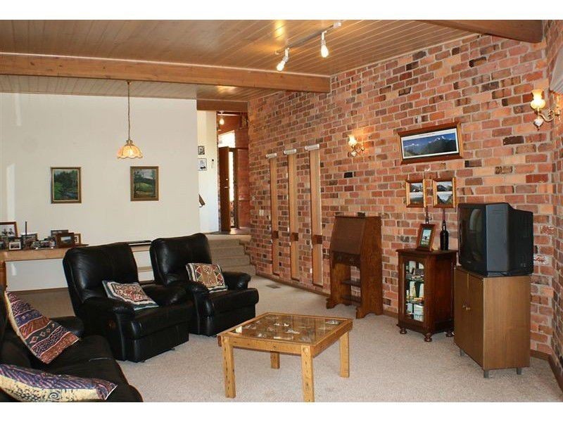 27 Wycliffe Crescent, Eltham VIC 3095