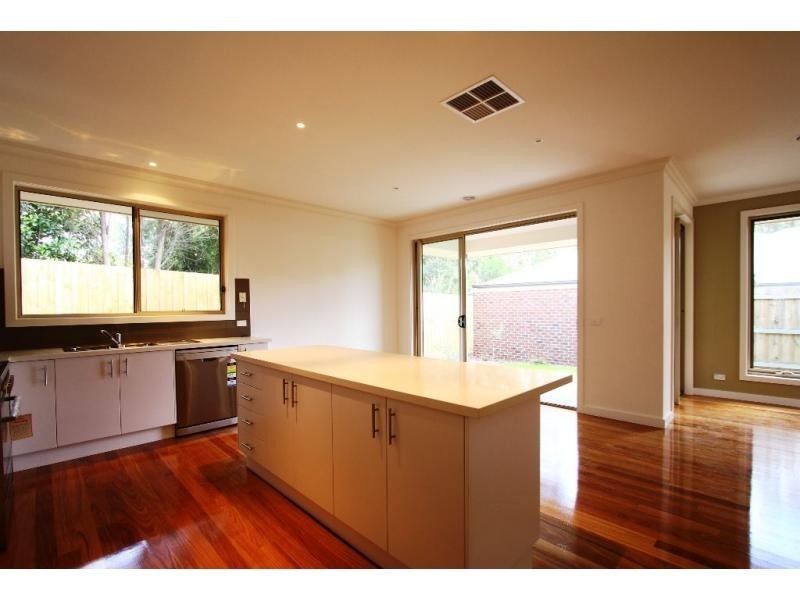 Unit 2/17 Aanenseno Court, Montmorency VIC 3094