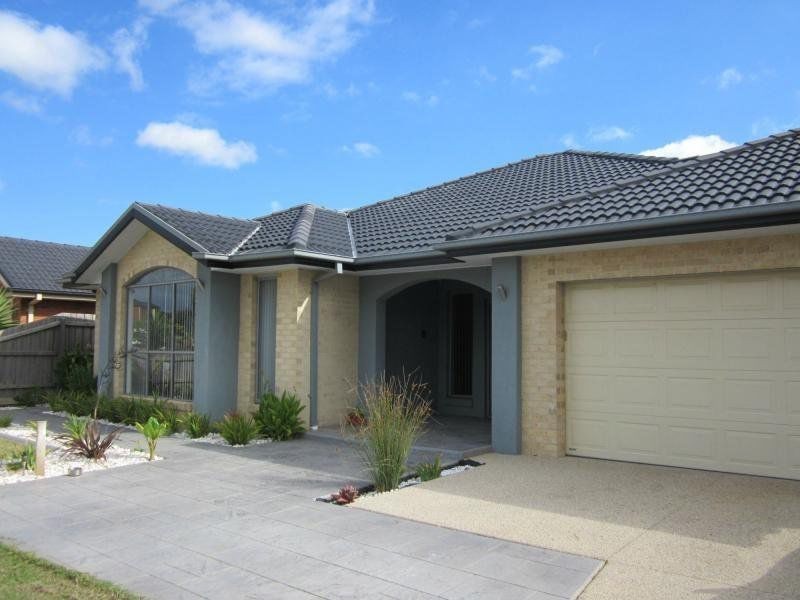 9 Hal Porter Terrace, Lynbrook VIC 3975