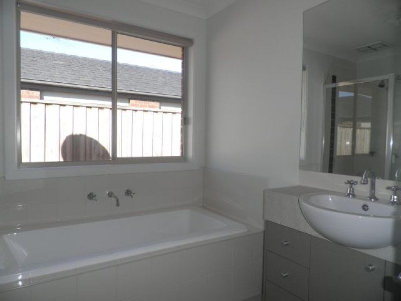 6 Algerd Way, Pakenham VIC 3810