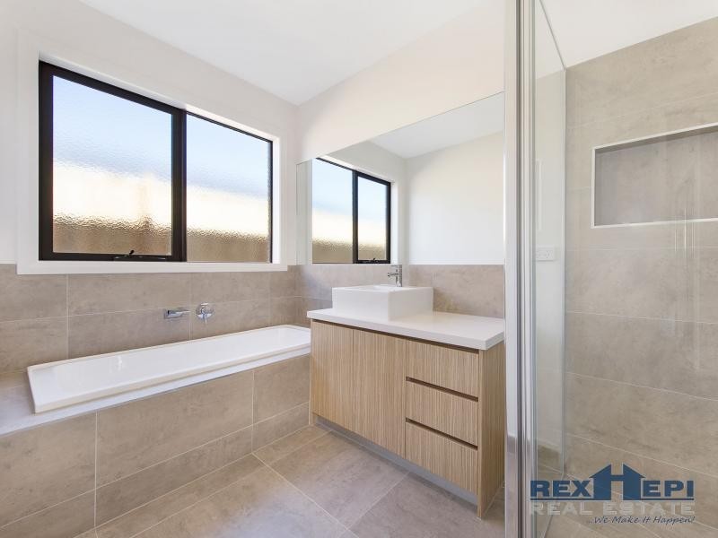 8 Dame Avenue, Clyde North VIC 3978