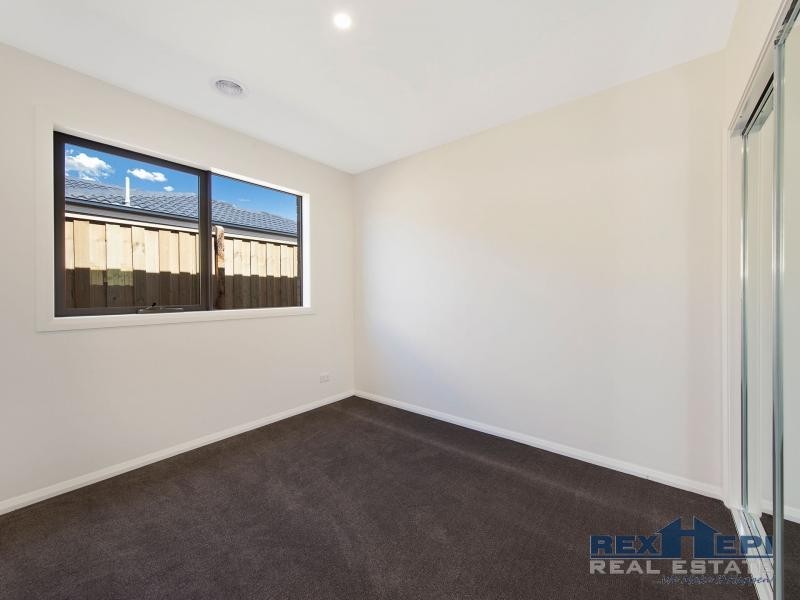 8 Dame Avenue, Clyde North VIC 3978