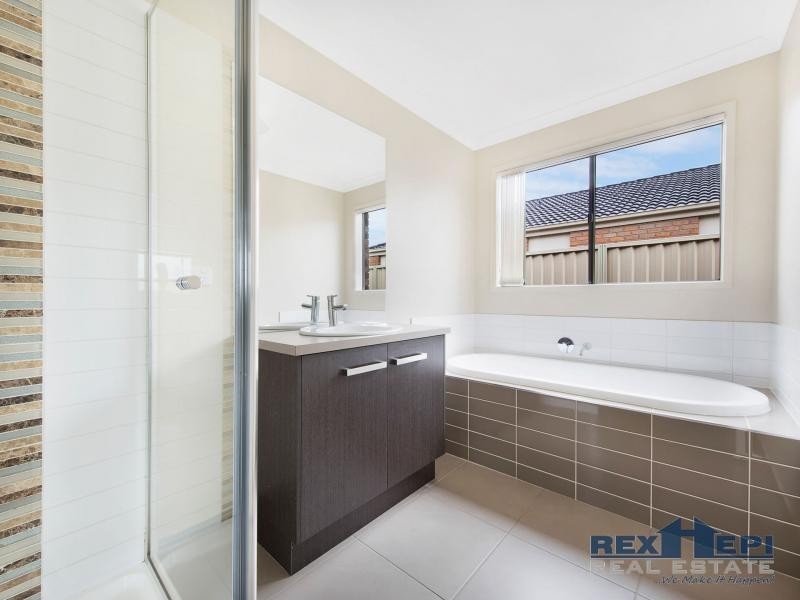 122 Blue Horizons Way, Pakenham VIC 3810