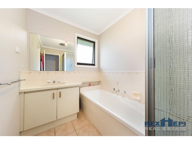 84 Oaktree Drive, Hampton Park VIC 3976