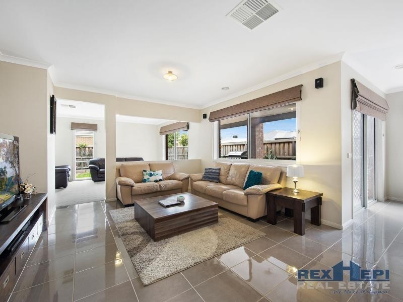 5 Fieldstone Crescent, Cranbourne North VIC 3977