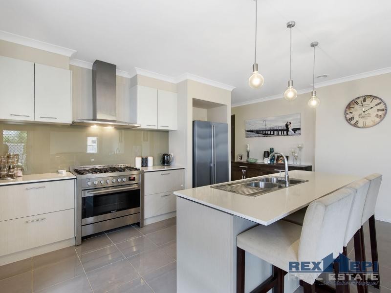 5 Fieldstone Crescent, Cranbourne North VIC 3977