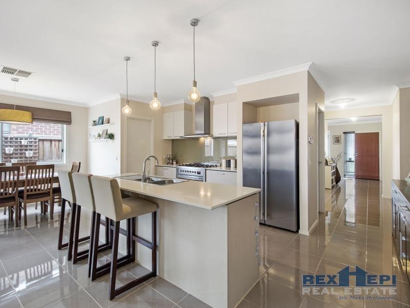 5 Fieldstone Crescent, Cranbourne North VIC 3977