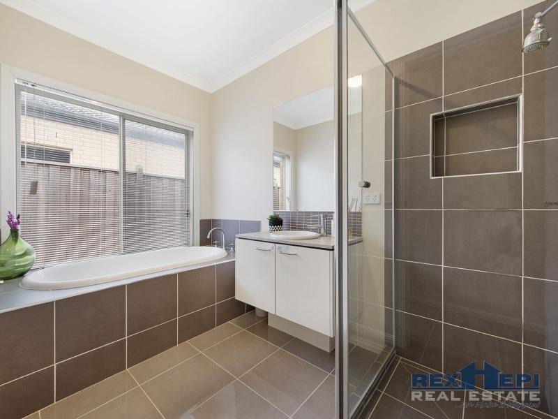 5 Fieldstone Crescent, Cranbourne North VIC 3977