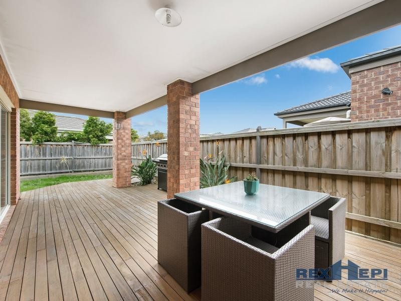 5 Fieldstone Crescent, Cranbourne North VIC 3977