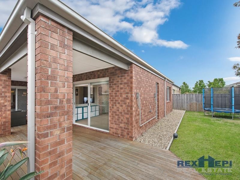 5 Fieldstone Crescent, Cranbourne North VIC 3977