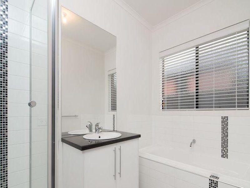 24 Nurture Avenue, Cranbourne North VIC 3977