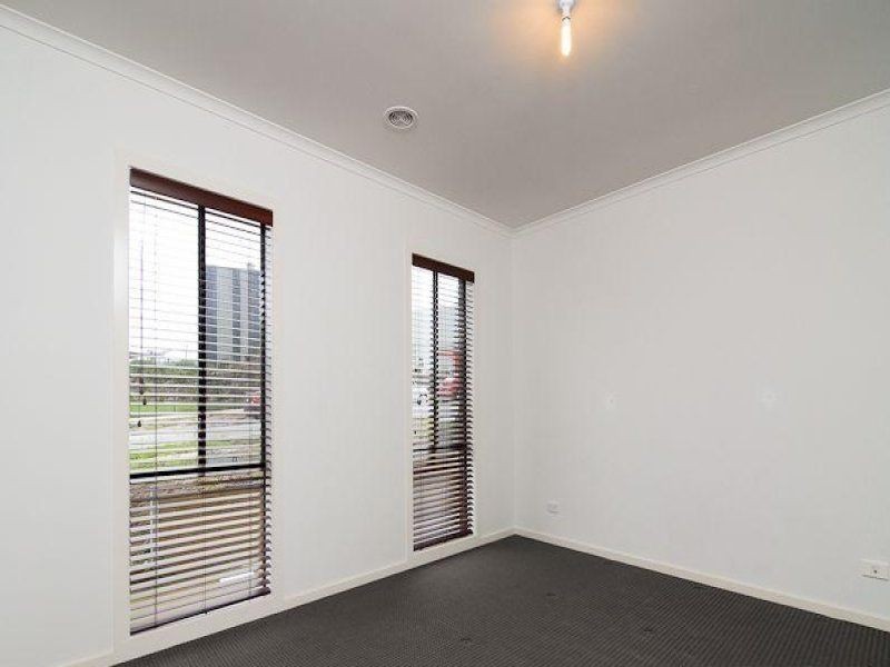 24 Nurture Avenue, Cranbourne North VIC 3977