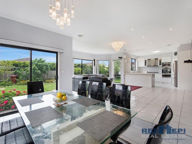 39 Kippenross Drive, Narre Warren South VIC 3805