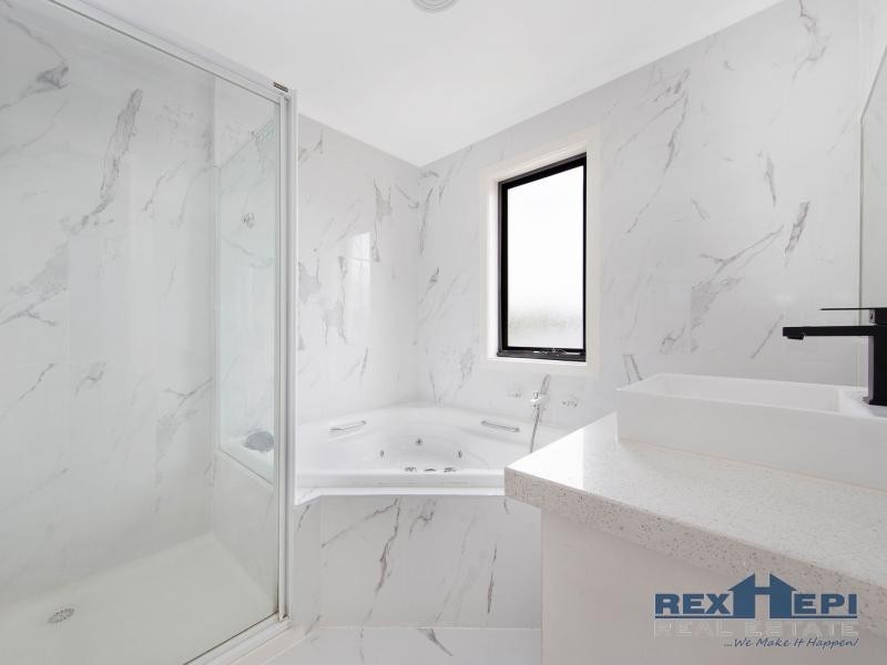 39 Kippenross Drive, Narre Warren South VIC 3805
