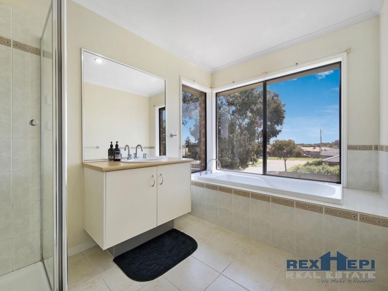 28 Silver Creek Drive, Lynbrook VIC 3975