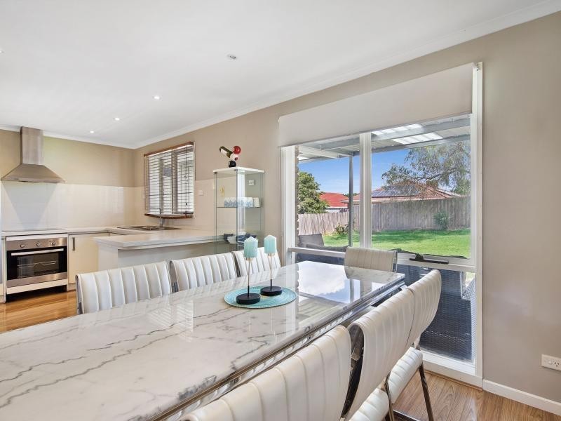 8 Simon Court, Hampton Park VIC 3976