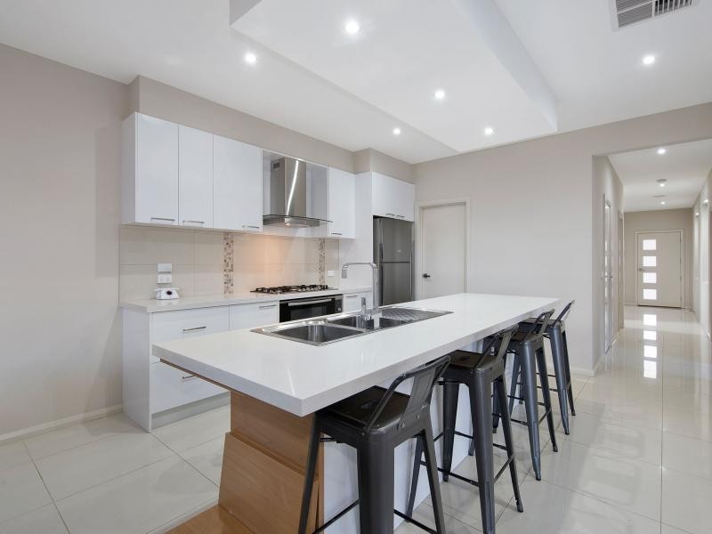 52 Linden Tree Way, Cranbourne North VIC 3977