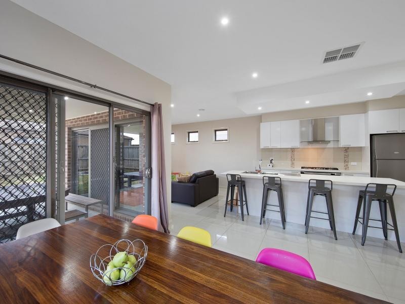 52 Linden Tree Way, Cranbourne North VIC 3977