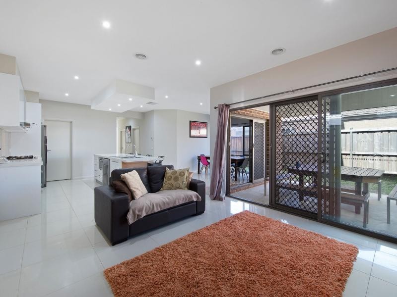 52 Linden Tree Way, Cranbourne North VIC 3977