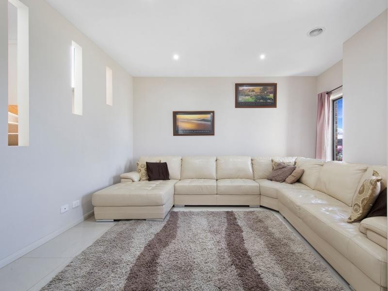 52 Linden Tree Way, Cranbourne North VIC 3977