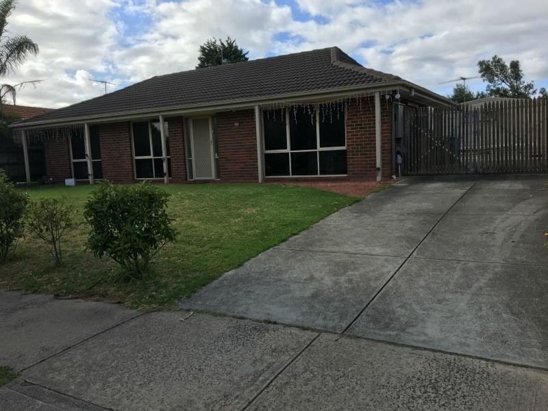 38 Gipps Crescent, Cranbourne North VIC 3977