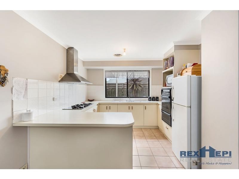 84 Oaktree Drive, Hampton Park VIC 3976