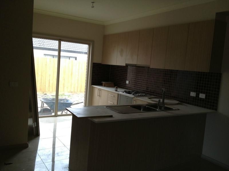 Unit 1/5 Aylesbury Court, Hampton Park VIC 3976