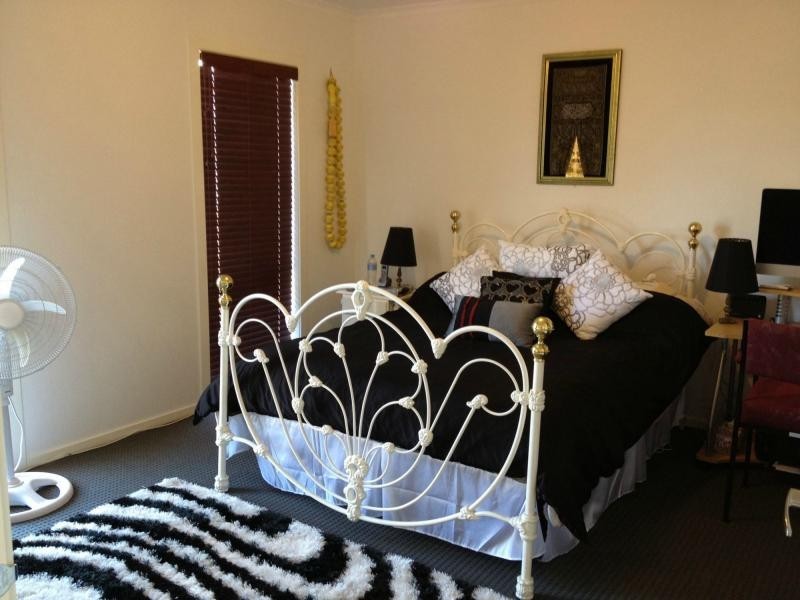 24 Nurture Avenue, Cranbourne North VIC 3977