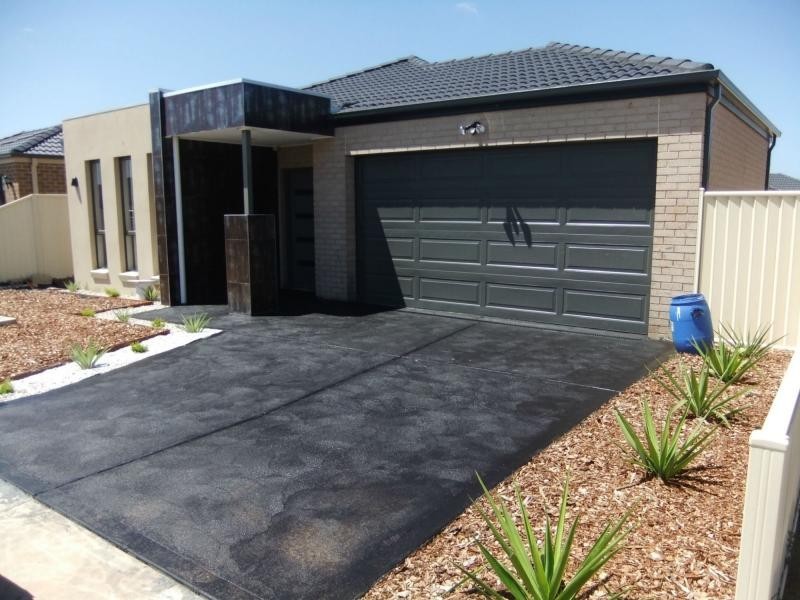 33 Salvia Avenue, Pakenham VIC 3810