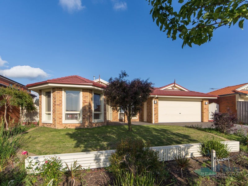 49 Rodlarni Crescent, Berwick VIC 3806