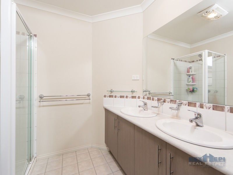 49 Rodlarni Crescent, Berwick VIC 3806