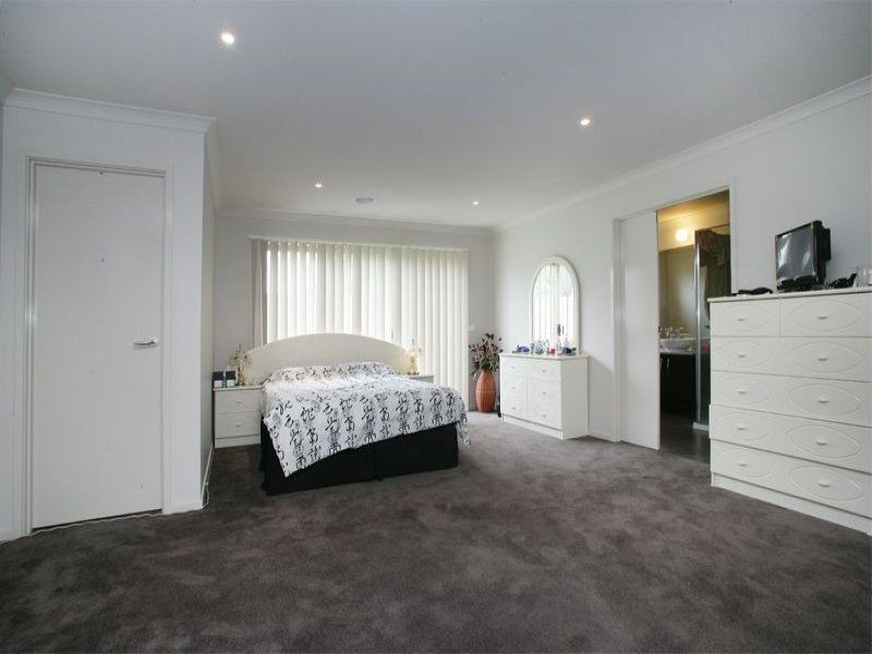 11 Selma Close, Lynbrook VIC 3975