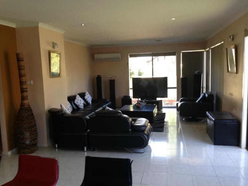 20 Elanora Way, Hampton Park VIC 3976