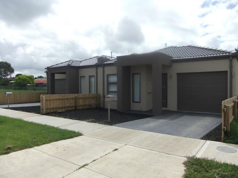 Unit 2/92 Player Drive, Narre Warren VIC 3805