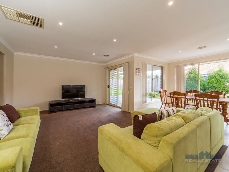 49 Rodlarni Crescent, Berwick VIC 3806