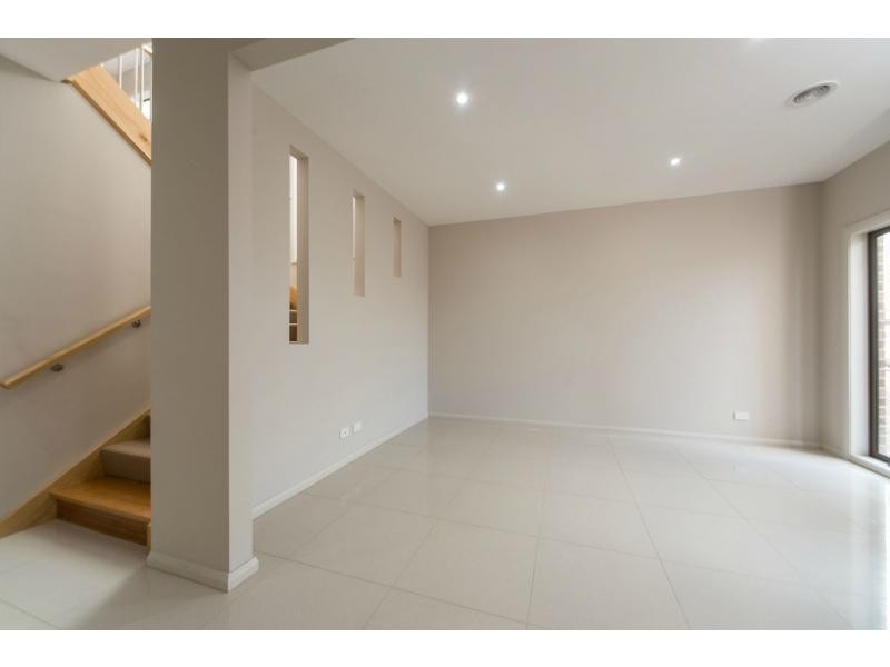 52 Linden Tree Way, Cranbourne North VIC 3977