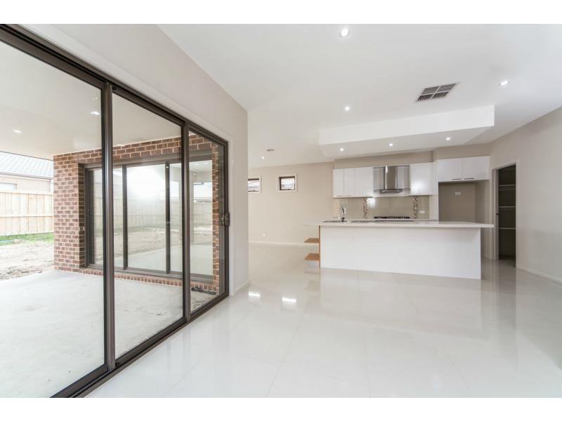 52 Linden Tree Way, Cranbourne North VIC 3977