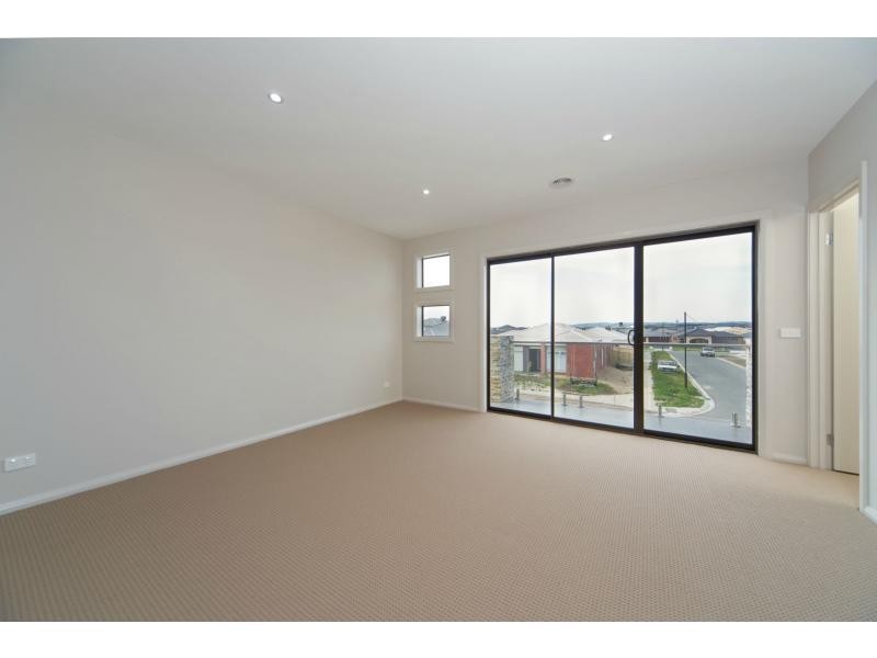 52 Linden Tree Way, Cranbourne North VIC 3977