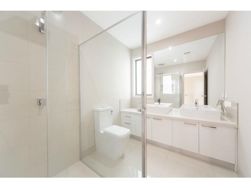 52 Linden Tree Way, Cranbourne North VIC 3977