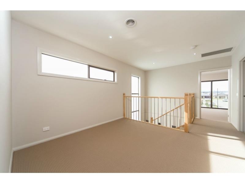 52 Linden Tree Way, Cranbourne North VIC 3977