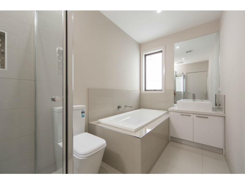 52 Linden Tree Way, Cranbourne North VIC 3977